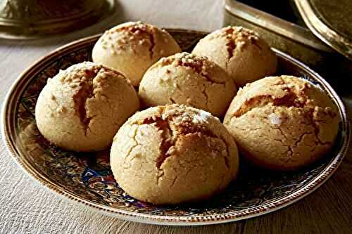 Ghriba (gâteau) craquelé aux amandes et sésame
