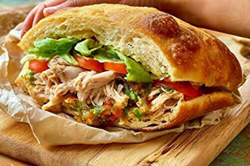 Bokit guadeloupéen maison, garniture au poulet et sauce chien