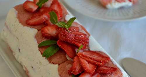 Charlotte aux fraises de Plougastel et biscuits roses de Reims