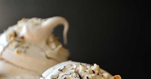 Meringues à la cannelle, noisettes et sucre de muscovado