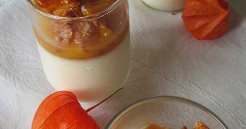 Panna cotta aux pêches et amandes caramélisées