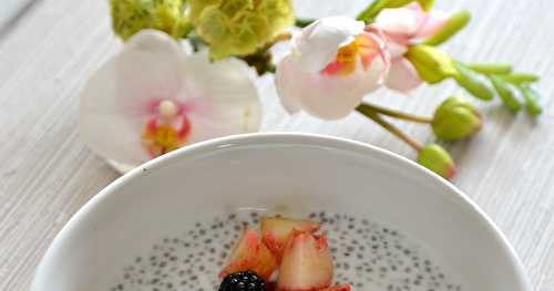 Pouding de chia au lait de coco et fruits de saison 