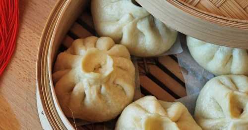 Baozi au porc et chou chinois (brioche farcie, cuite à la vapeur)