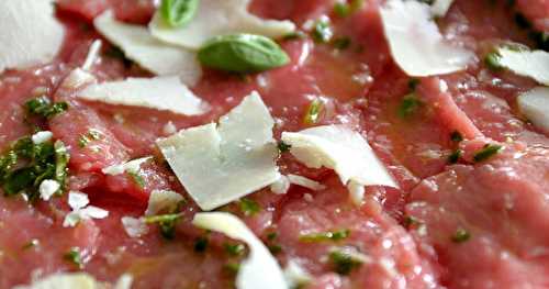 Carpaccio de boeuf au basilic et copeaux de parmesan