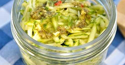 Courgettes crues en salade, vinaigrette acidulée (raw food)
