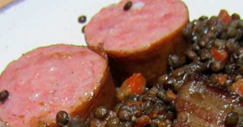 Lentilles vertes du Puy, saucisse de Morteau et lardons