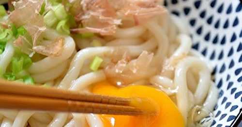 Nouilles udon à l'oeuf cru et au katsuobushi