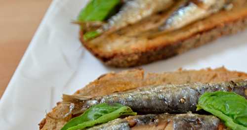 Pain frotté à l'ail et à la tomates, sardinettes à l'huile d'olive