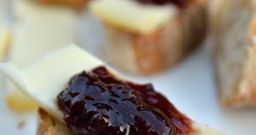 Pain grillé au fromage de brebis et confiture de cerise noire