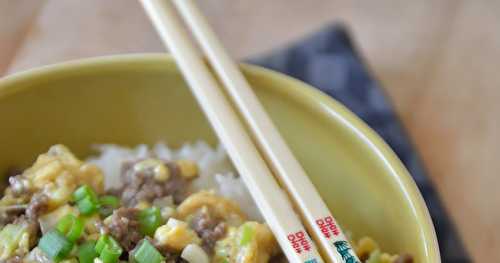 Sauté de boeuf aux oeufs brouillés sur riz (hua dan niu rou fan )