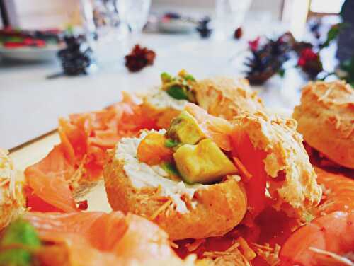 Gougères garnies au fromage frais, saumon, aneth et dés d'avocat et de kaki