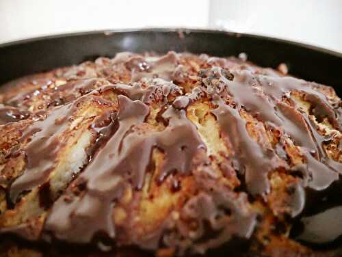 Le gâteau aux pommes sauce choco-caramel