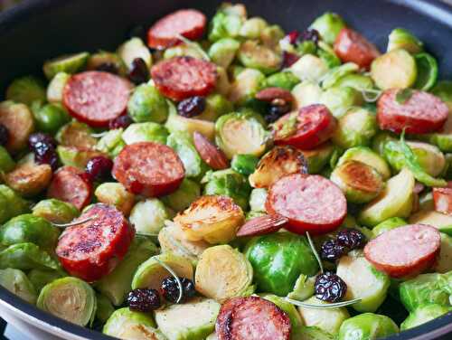 Poêlée de choux de Bruxelles, saucisse de Montbéliard, amandes grillées et cranberries séchées