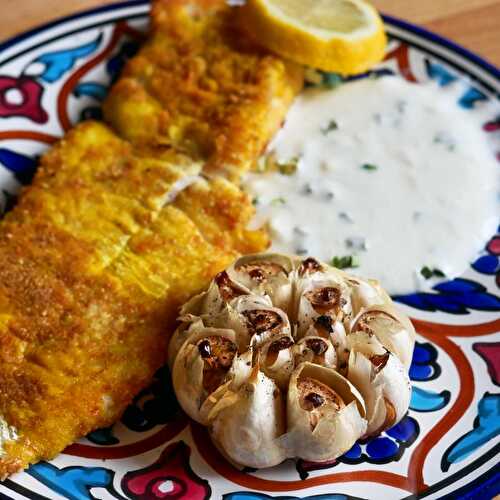 Filet de merlan pané, ail rôti et sauce au yaourt citron ciboulette