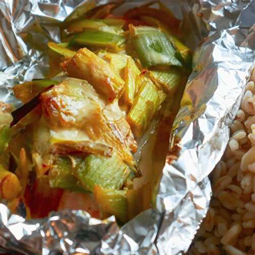 Papillote de saumon, fondue de poireaux et sauce crémeuse à la moutarde