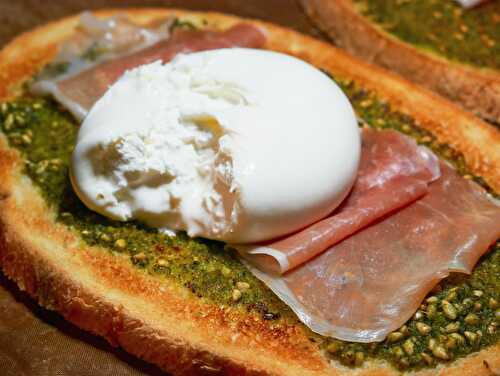 Bruschetta express : pesto, jambon cru, et burrata