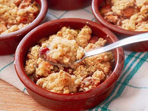 Crumble chocolat blanc, rhubarbe et confiture de fraise