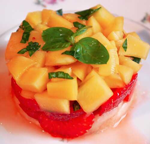 Tartare de fruits : banane, fraises, mangue, jus de citron et basilic