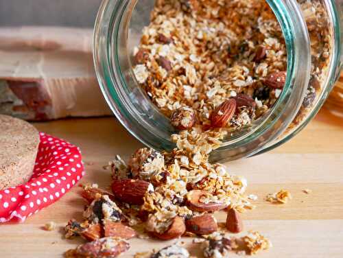 Granola : flocons d'avoine, amandes, figues et miel