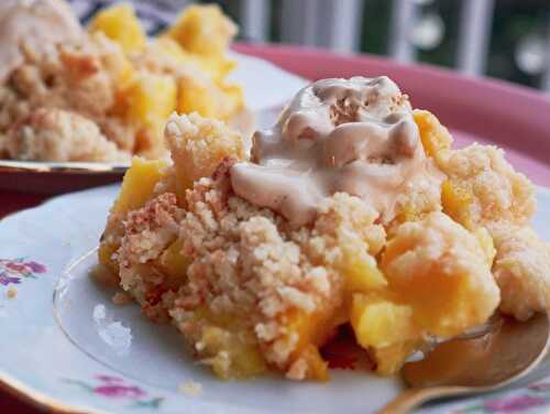 Crumble mangue, ananas et noix de coco