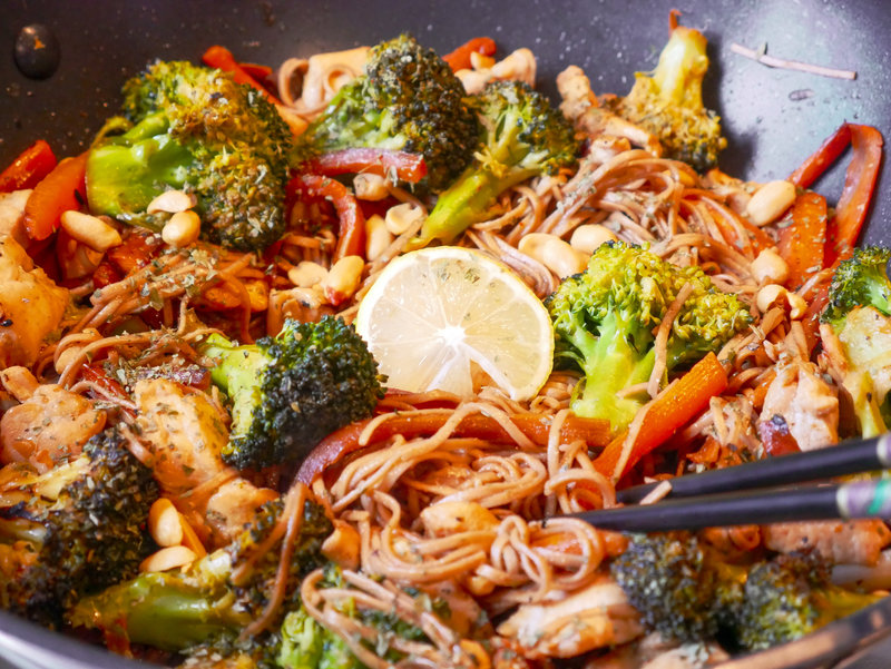 Wok de poulet sauté aux brocolis, carottes et nouilles chinoises 