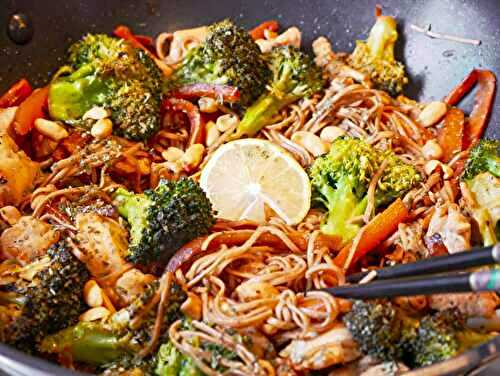 Wok de poulet sauté aux brocolis, carottes et nouilles chinoises 