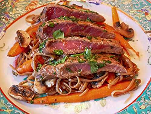 Tataki de boeuf, wok de légumes & nouilles chinoises