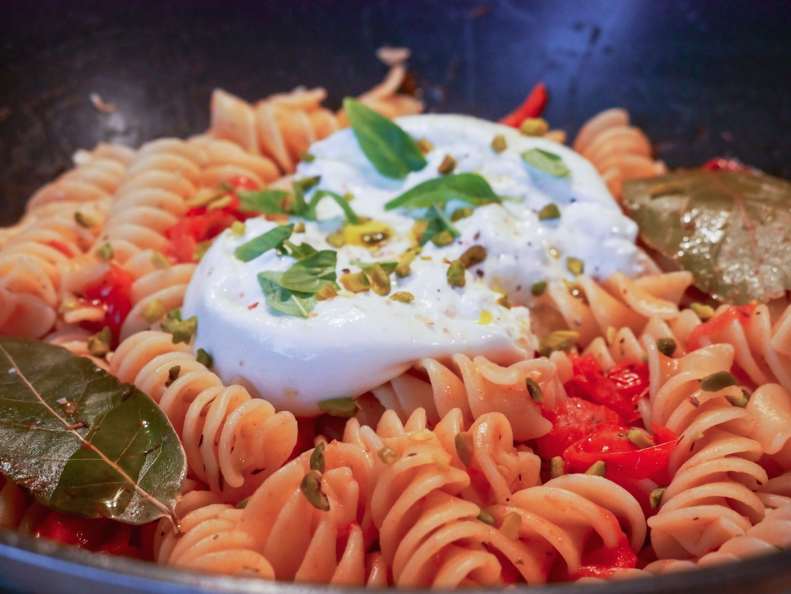 Fusilli, sauce tomates cerises, burrata et pistaches