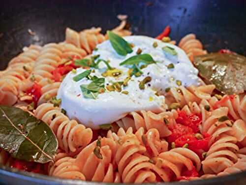 Fusilli, sauce tomates cerises, burrata et pistaches