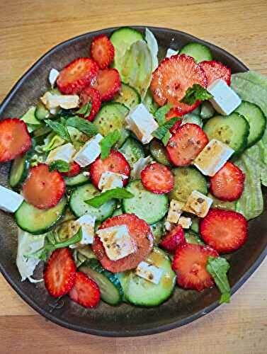 Salade concombre, fraises, feta & menthe - sauce vinaigrette miel citron