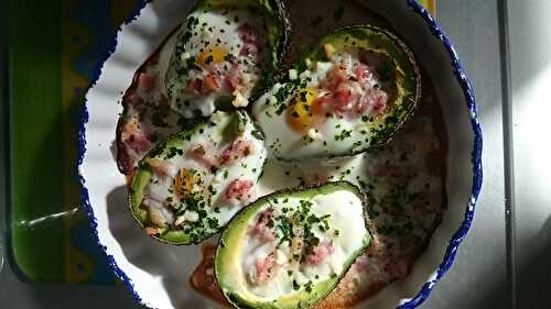 Avocat grillé et gratiné, avec un oeuf dedans