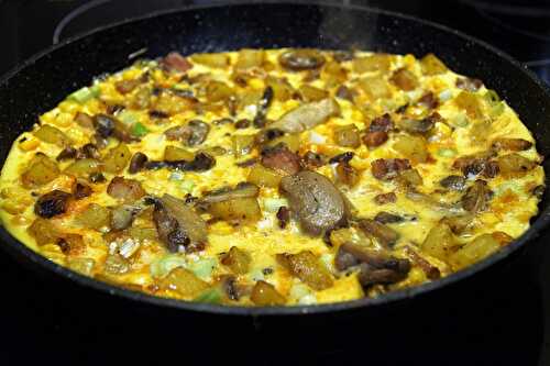 Omelette aux champignons, pommes de terre et ciboulette
