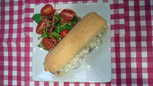 Panini au concombre, oignon rouge et fromage frais