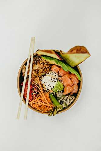 Recette de poke bowl thaï saumon avocat mangue