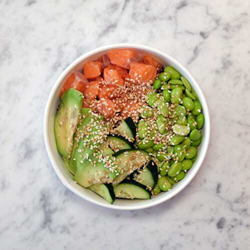 Recette de Poke Bowl à l’avocat, concombre, fèves, saumon et vinaigrette aux graines de sésame