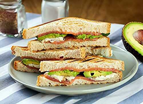 Club sandwich au saumon fumé et au fromage frais