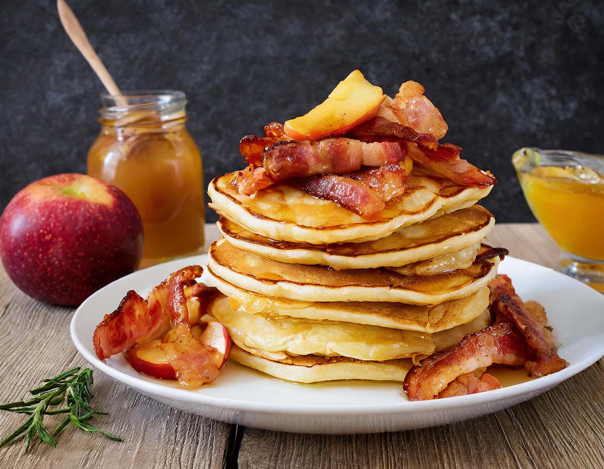 Pancakes au bacon et pommes caramélisées au sirop d’érable