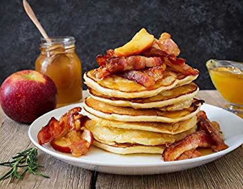 Pancakes au bacon et pommes caramélisées au sirop d’érable