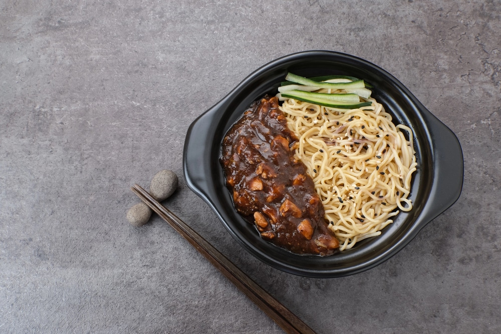 Jjajangmyeon : un voyage gustatif au cœur des K-Dramas