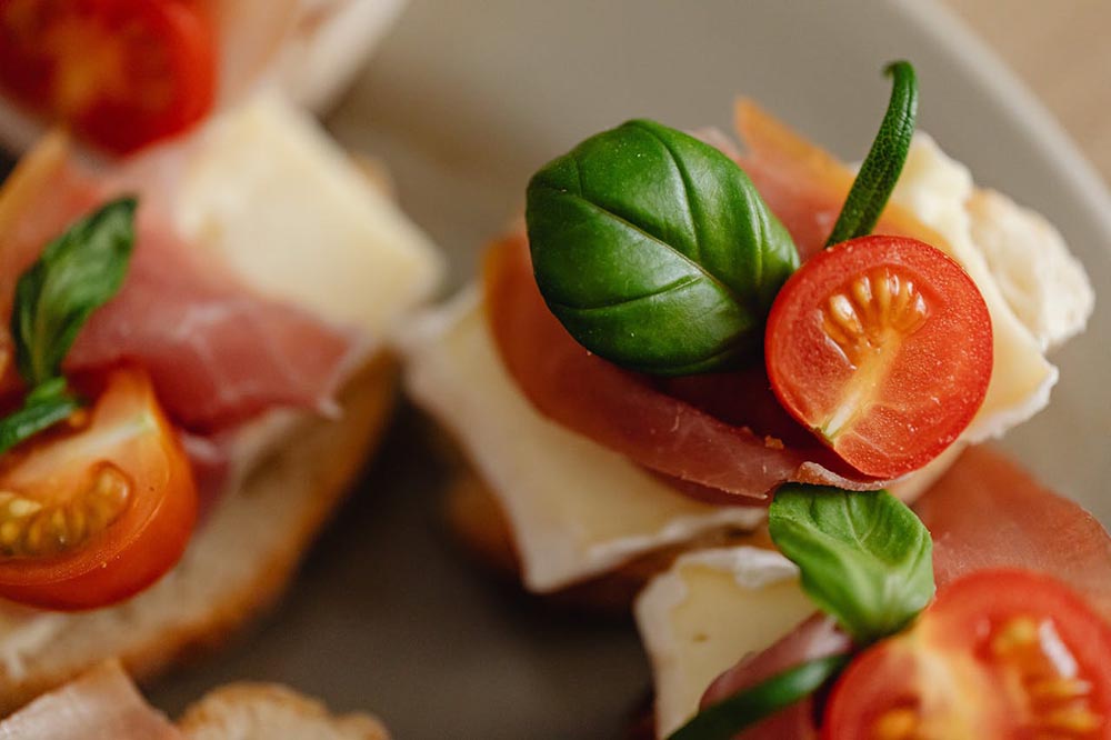Amuse-bouches express : l’apéro chic et rapide à base de Brie, jambon cru et tomates cerises