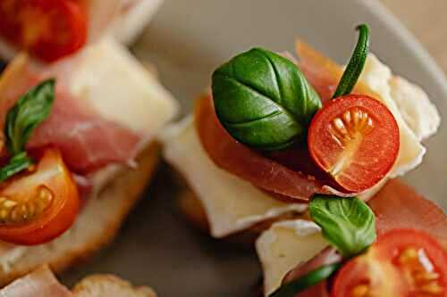 Amuse-bouches express : l’apéro chic et rapide à base de Brie, jambon cru et tomates cerises
