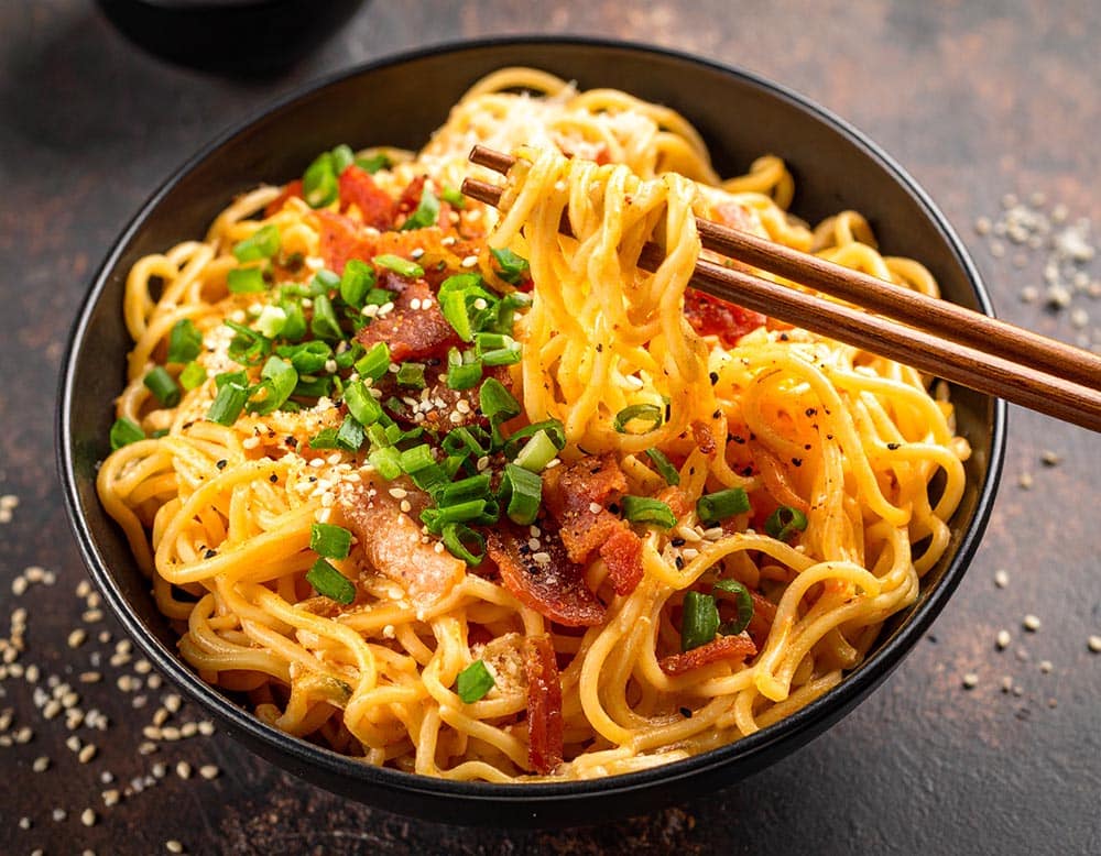 Ramyeon carbonara : la recette coréenne qui fait fondre tout le monde