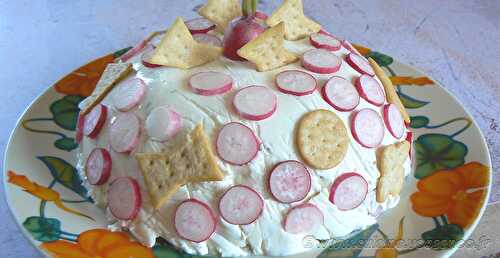 Charlotte au fromage frais, radis et crackers