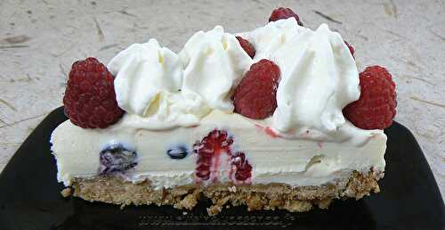 Cheesecake au chocolat blanc, framboises et myrtilles