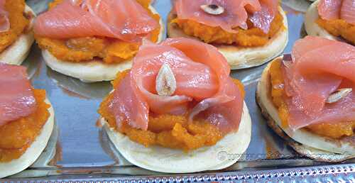 Crème de butternut et saumon fumé sur blinis maison