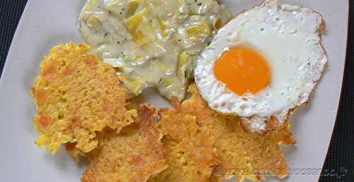 Galettes de riz, poireaux à la crème et œuf au plat