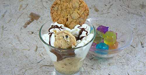 Glace aux cookies, coulis de chocolat et chantilly