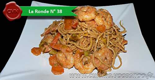 Nouilles chinoises sautées au lait de coco, curry, crevettes, carottes et poireaux