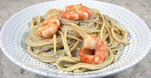 Spaghettis aux crevettes, sauce aubergines et pignons