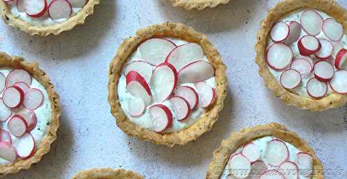 Tartelettes aux radis roses et fromage frais aux herbes